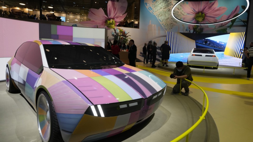 Det är inte bara kinesiska tillverkare som ställer ut. BMW visar bland annat upp sin framtidsstudie Dee, en modell som kan ändra färg.