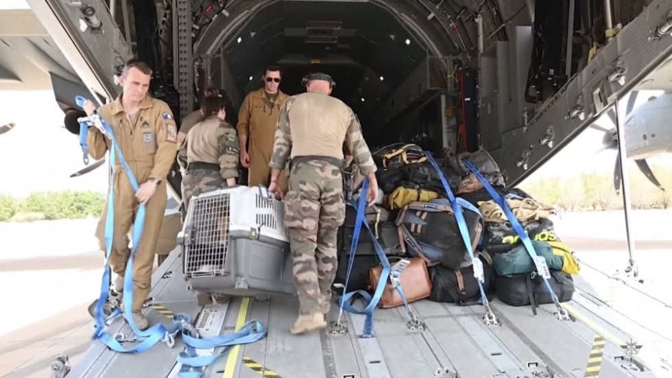 Fransk militär lastar ett flygplan under en evakuering av franska medborgare i Khartum i söndags.