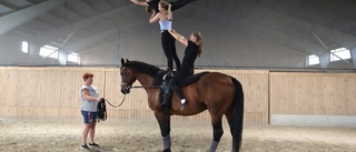 Akrobatik på levande häst – 17-åring från Uppsala siktar högt