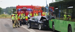 Bilförare körde över i fel körfält – frontalkrockade med UL-buss