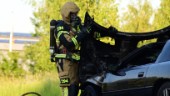 Här arbetar räddningstjänsten – efter plötsliga bilbranden