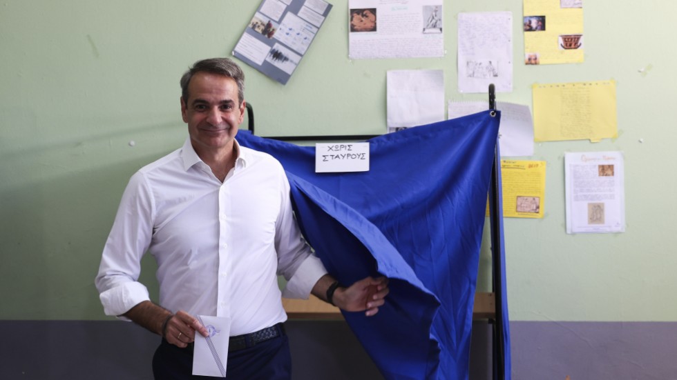 Premiärminister Kyriakos Mitsotakis röstar i en vallokal i huvudstaden Aten på söndagen.