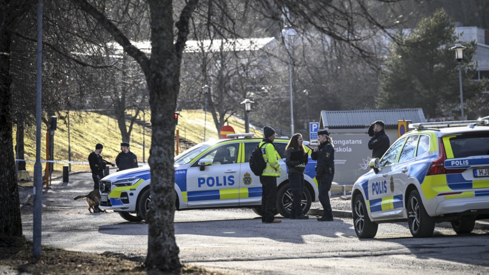 Polis på plats vid Rekarnegymnasiet i Eskilstuna den 6 april i år efter att en 18-årig man sköts till döds på en parkeringsplats vid skolan.