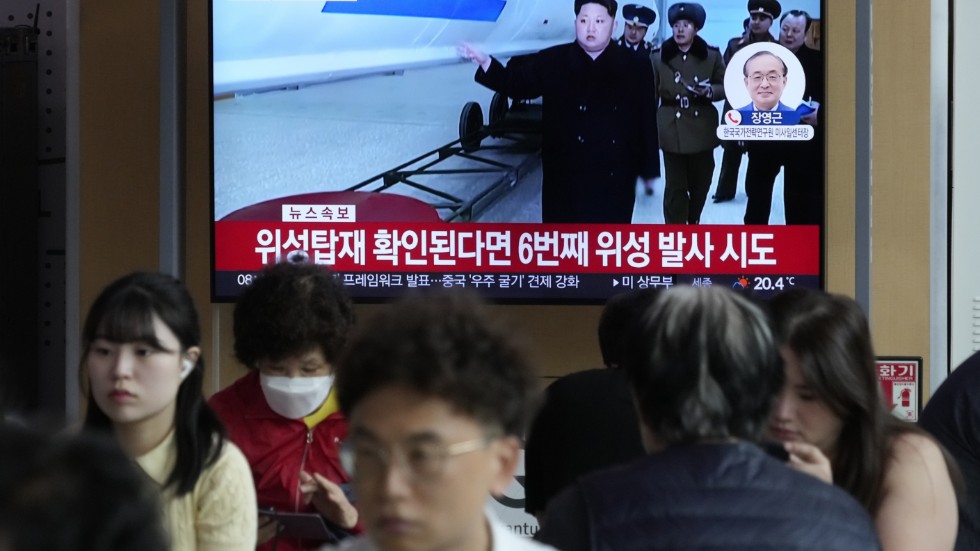 En tv-skärm på Seouls tågstation visar Nordkoreas ledare Kim Jong-Un. Nordkorea meddelade på onsdagen att en uppskjutning av en spionsatellit misslyckats.