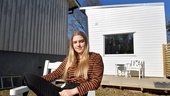 Elsa, 16, fick eget hus på villatomten