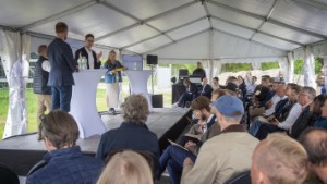 Sveriges största solcellspark invigd – värmer delfinernas pooler