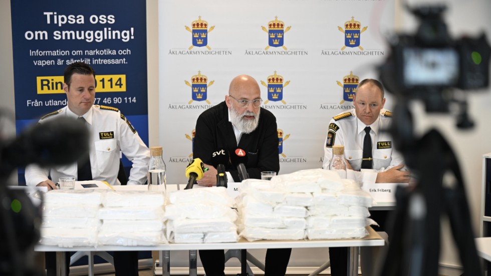 Kokain beslagtagen i Helsingborgs hamn visas upp vid en presskonferens på Tullverket i Malmö i maj 2023. Arkivbild.