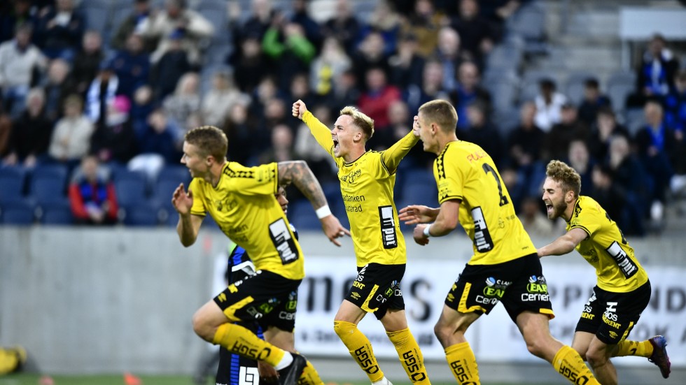 Elfsborgsspelarna jublar efter att Johan Larsson satt avgörande 4–3 . borta mot Sirius.