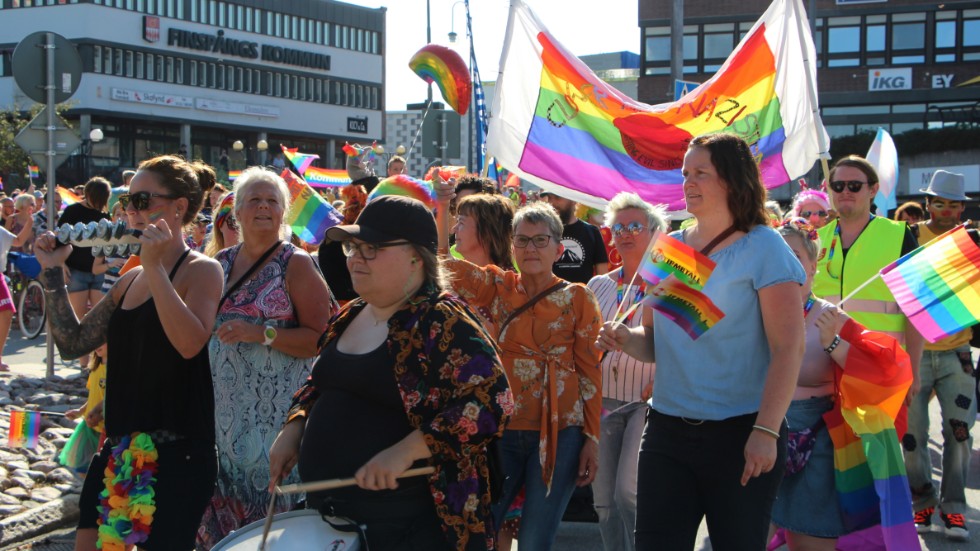 Med sambatakter och regnbågsflaggor satte Pride fart på Finspång under lördagen.