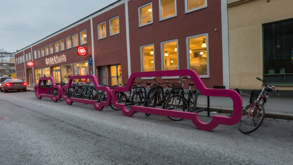 På väderkvarnsgatan illustreras hur samma yta som för tre bilar kan rymma 30 cyklar.