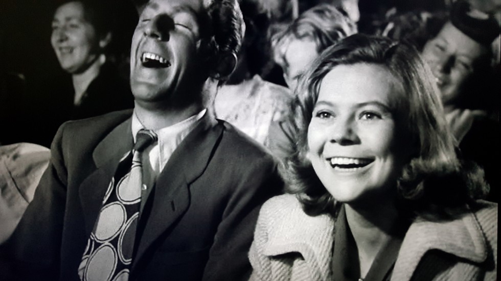 Så här trevligt har man tillsammans på bio. Bengt Eklund och Nine-Christine Jönsson i en scen ur Ingmar Bergmans "Hamnstad" (1948). 