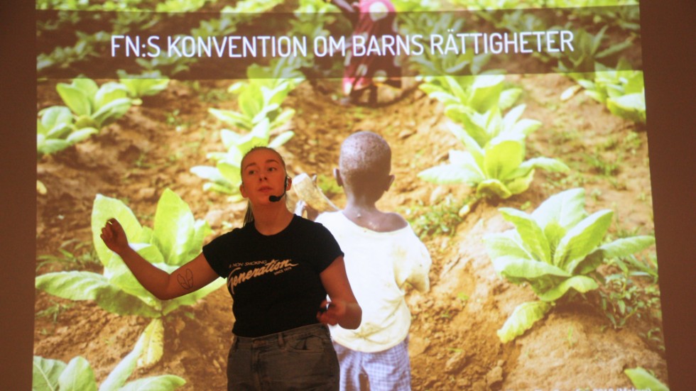 Julia Karlsson talade om barnarbete på tobaksfälten och om FN:s barnkonvention.