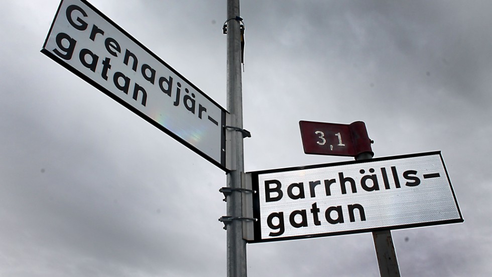 Det är i korsningen med Grenadjärgatan som skylten med det felstavade namnet, Barrhällsgatan, är uppsatt.