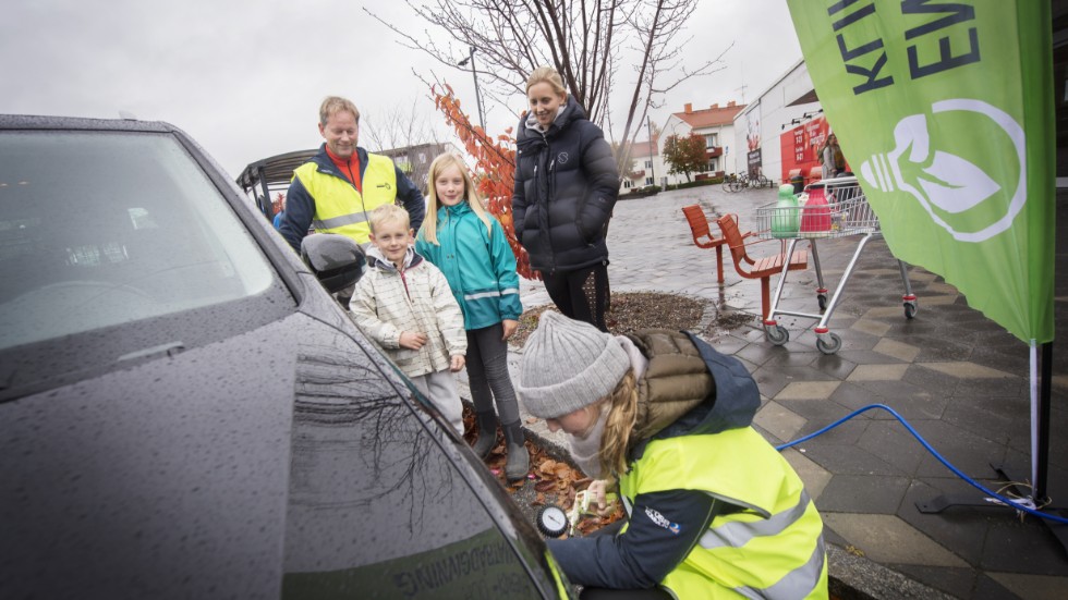 Rickard Österlund energi -och klimatrådgivare. Och familjen Terese Rosén med barnen Isak och Isabell får sina däck kontrollerad av Charlotte Jibréus energi- och klimatrådgivare.