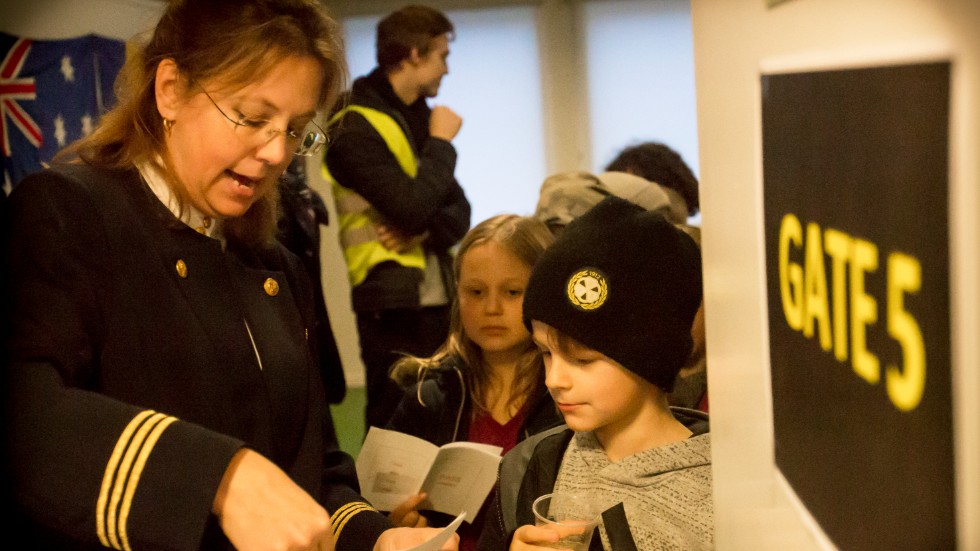 Allt är i sin ordning. Flygvärdinnan Frida Nyqvist välkomnar elever från Ringduvan genom gaten.