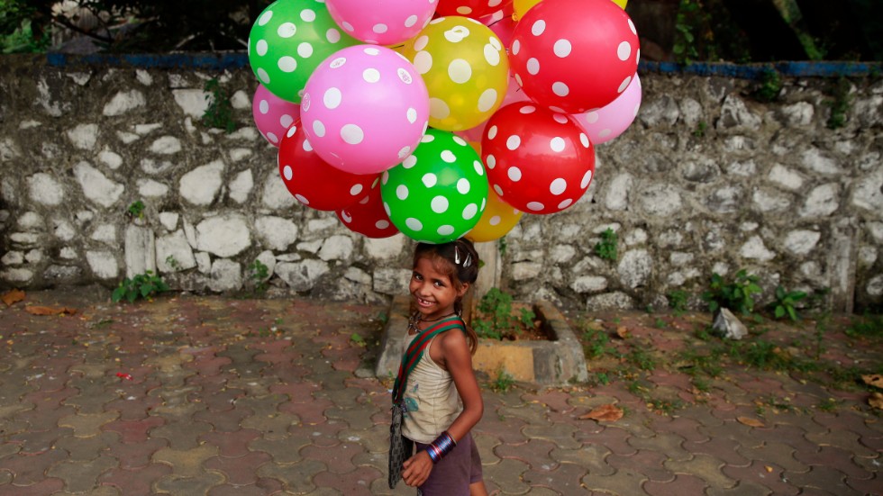 Internationella flickdagen firas runt om i världen, här en flicka från indiska Mumbai.