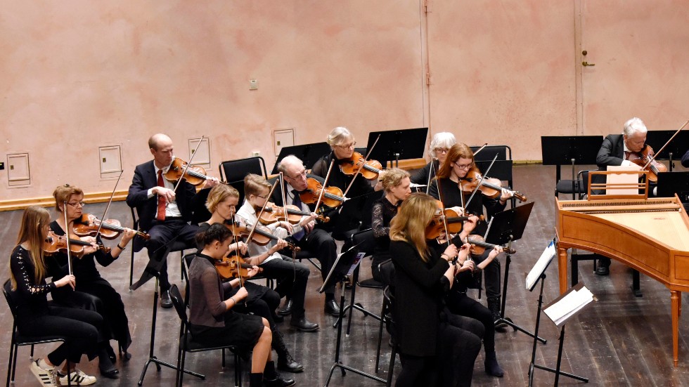 Delar av Kulturskolans Vivaldiensemble, här tillsammans med Nyköpings filharmoniker.