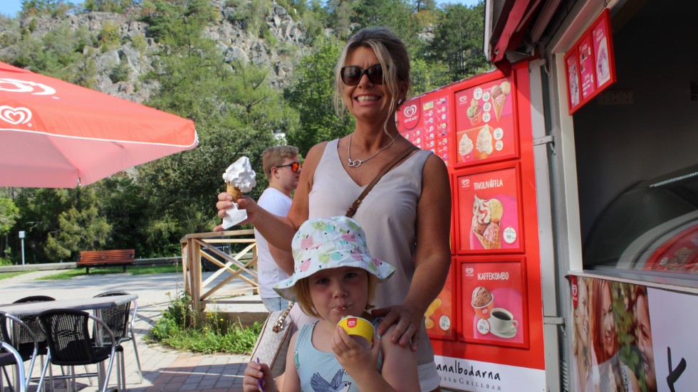 Susanne Aronsson och femåriga barnbarnet Elle Aronsson Widerström njuter av varsin glass i solskenet.