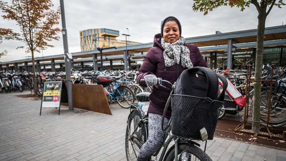 En som sak som gör Uppsala till är en bra stad att cykla i är att det inte finns så många backar. Och bemötandet från bilisterna är respektfullt. Det tycker Helen Odiou.