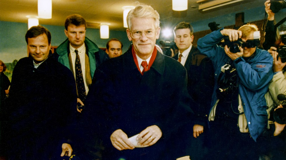 Här röstar den dåvarande statsministern Ingvar Carlsson i folkomröstningen om EU den 13 november 1994.