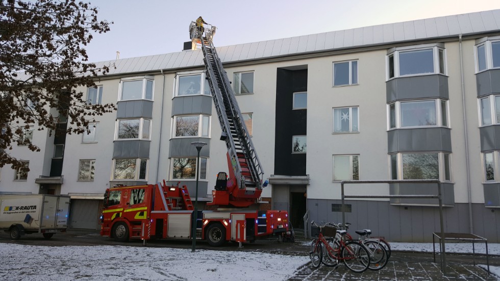 Räddningstjänsten fick på lördagseftermiddagen rycka ut till Fotbollsgatan och en brand i ett kök.