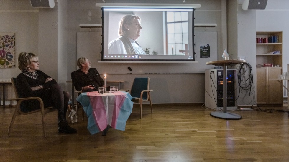 Ann-Christine Ruuth och Rolf Lassgård tittar på filmen "Min pappa Marianne". Filmen baseras på en bok om Ann-Christines liv och Rolf Lassgård spelar huvudrollen. 