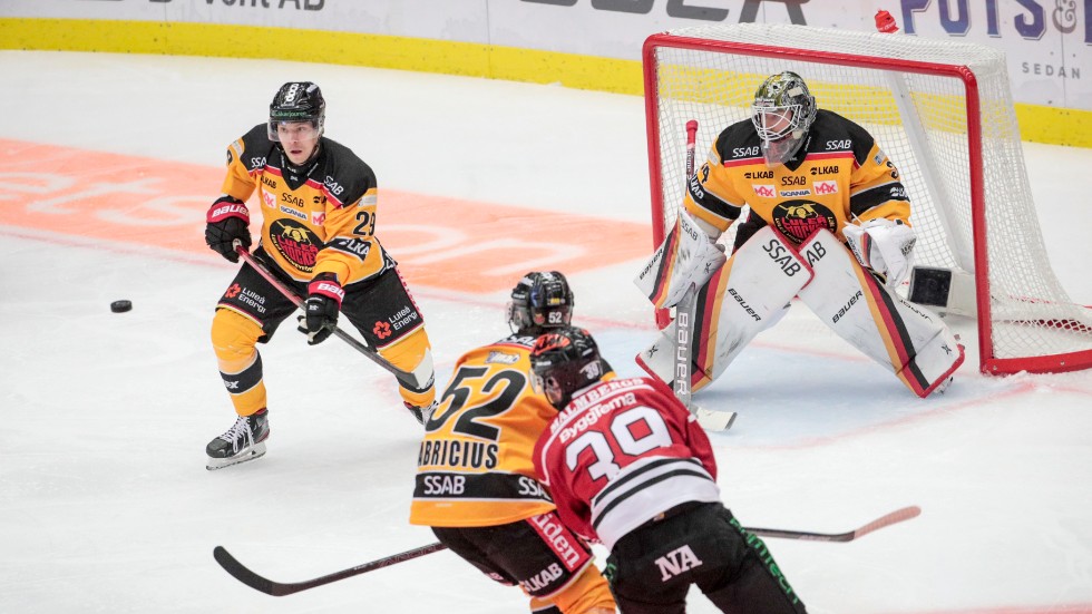 Tre kronor håller koll på Luleå Hockeys Erik Gustafsson.