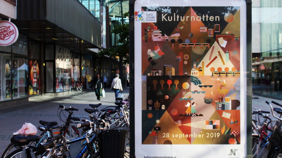 Årets affisch för Kulturnatten finns på annonstavlor runt om i Norrköping.