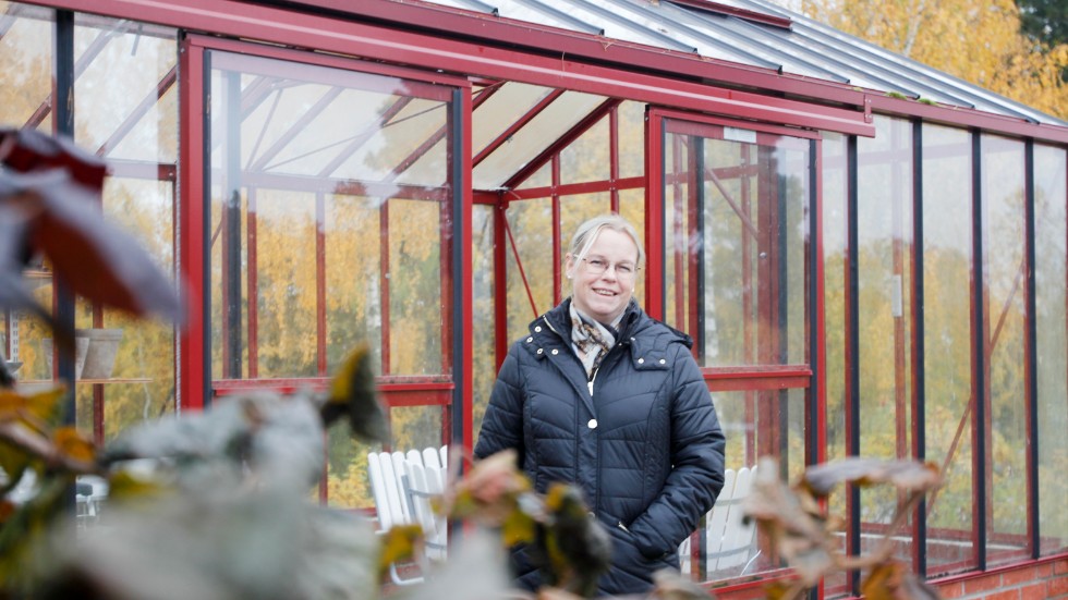 I den nya trädgården finns inget växthus. "Jag tänker att jag får väl börja med lite krukor och några pallkragar", säger Veronica Gårdestig. Många har redan välkomnat henne till Katrineholm och Veronica Gårdestig tycker att det känns väldigt bra.