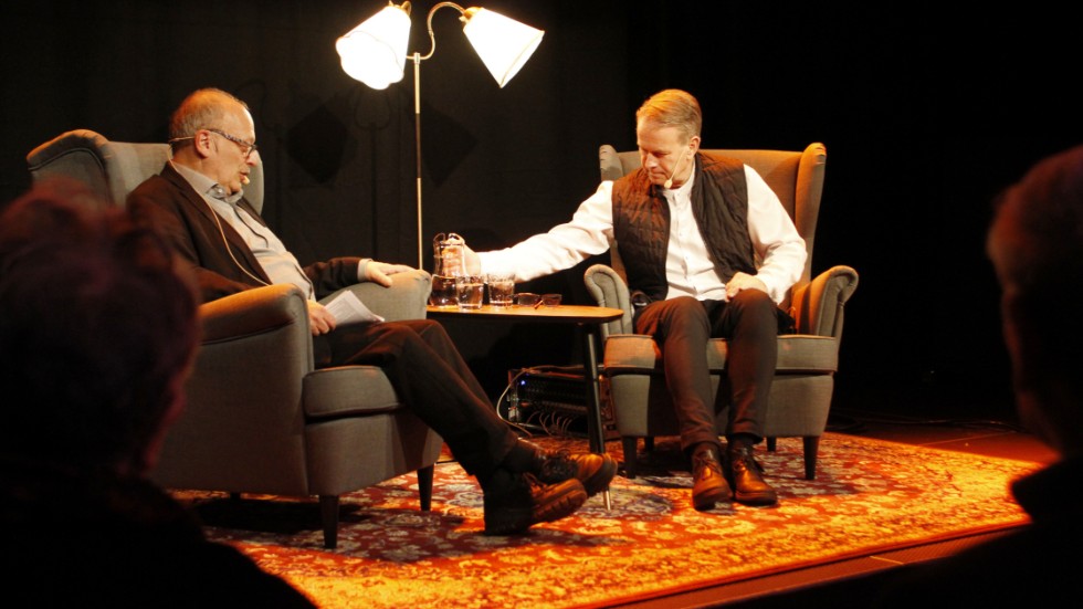Fredrik Eriksson, till höger, i samtal med Patrik Uhlmann på Multeum i tisdags kväll.