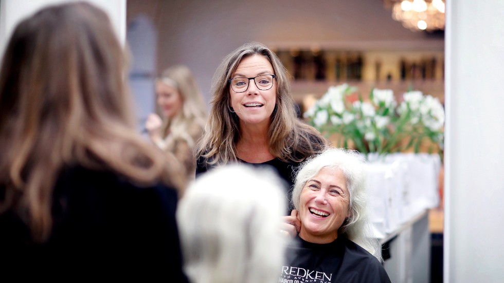 Susanne Lindgren och Hallberts salong har fått Lotta Fowlers förtroende sedan hon var i 18-årsåldern. "Jag litar på henne".