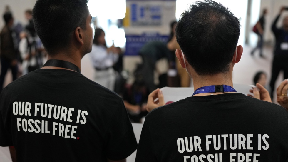 "Vår framtid är fossilfri", står det på aktivisternas tröjor under COP28 i Dubai.