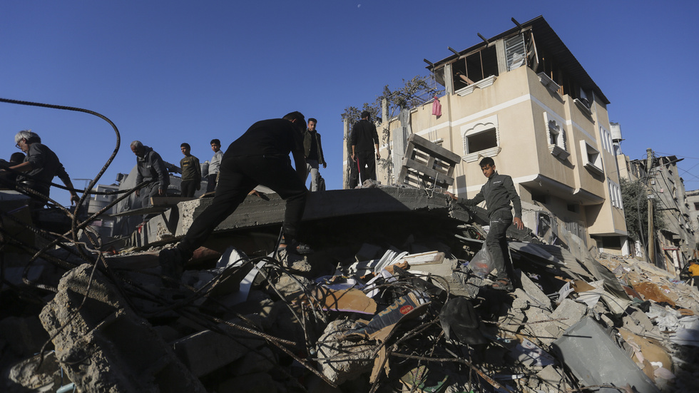 Palestinier letar efter överlevande efter en attack mot Rafah på söndagen.