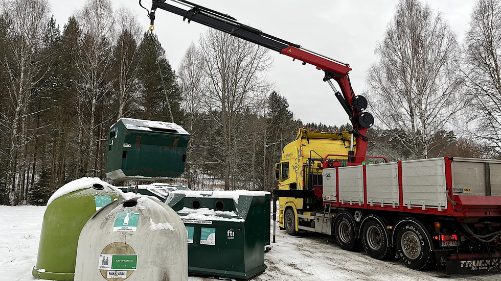 Flytten av återvinningsstationen i Virserum genomfördes på onsdagsförmiddagen. Numera står behållarna vid Krokvägen.