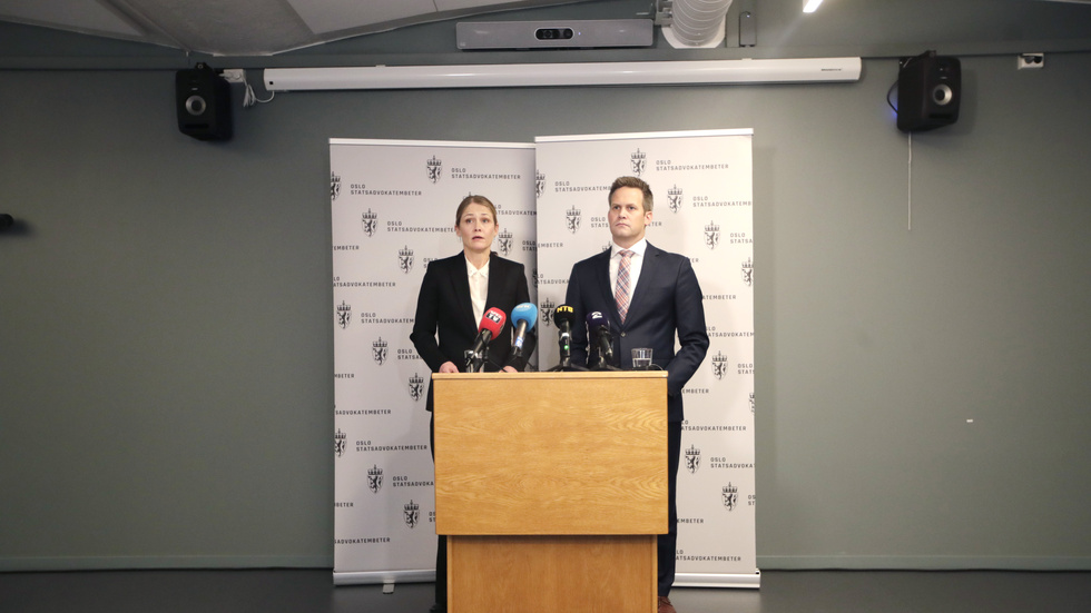 Åklagarna Sturla Henriksbø och Aud Kinsarvik Gravås informerar om beslutet att åtala Zaniar Matapour för grovt terrorbrott.