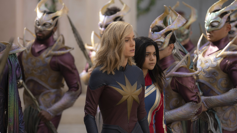 Brie Larson och Iman Vellani spelar huvudrollerna i "The Marvels". Pressbild.