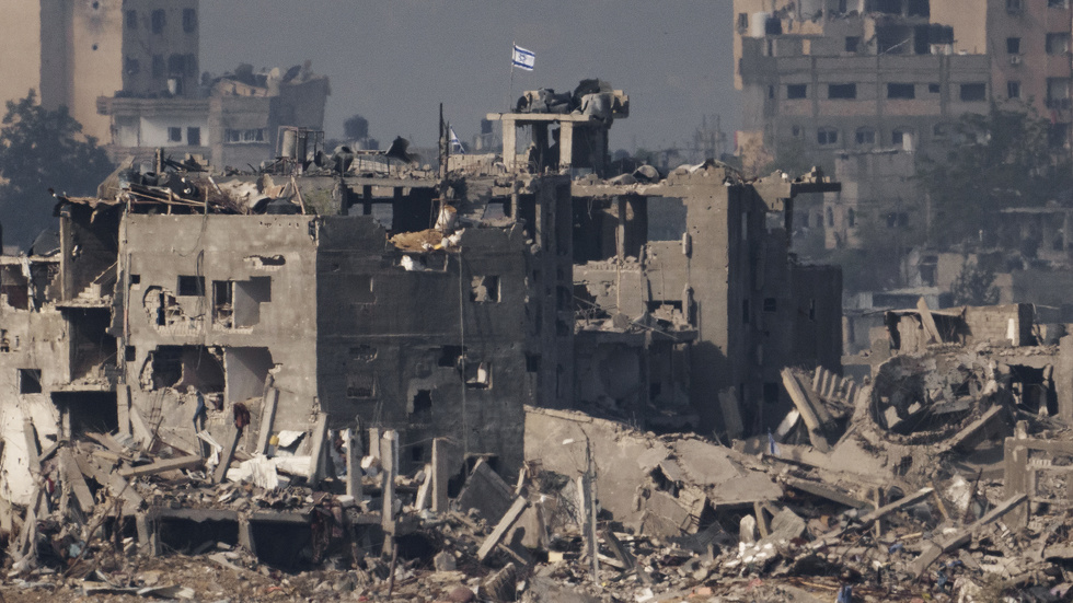 En israelisk flagga vajar över en förstörd byggnad i Gaza på onsdagen.