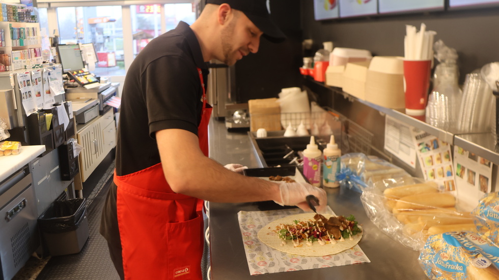 Rami Diraoui och de övriga medarbetarna på Circle K i Vimmerby har serverat omkring 400 kebabrullar på bara några veckor. "Det tar ungefär två minuter att göra en rulle, så det är snabba ryck."