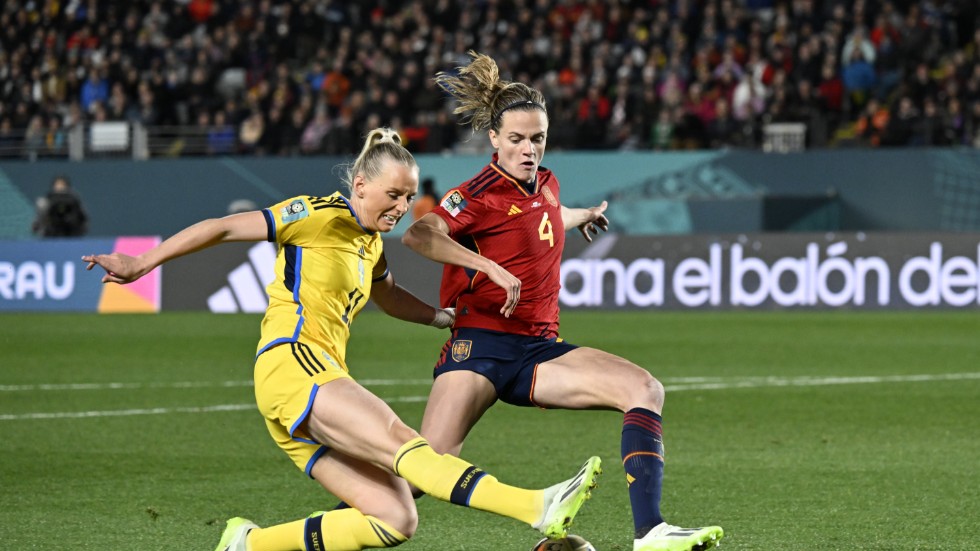 Stina Blackstenius och Spaniens Irene Paredes i VM-semifinalen i somras. Nu har Sverige chans till revansch på världsmästarna.