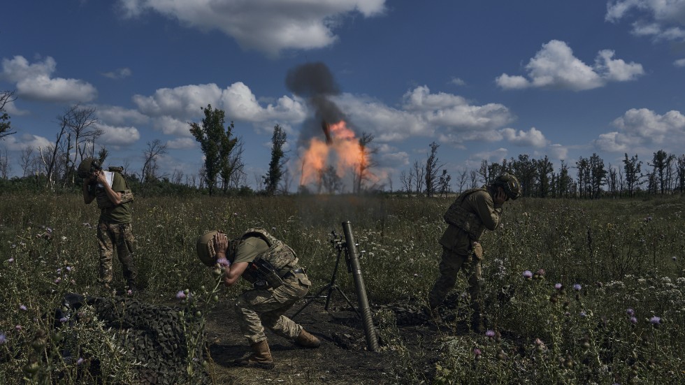 Ukrainska soldater avfyrar en granat mot ryska positioner utanför Bachmut i Donetskregionen. Arkivbild.