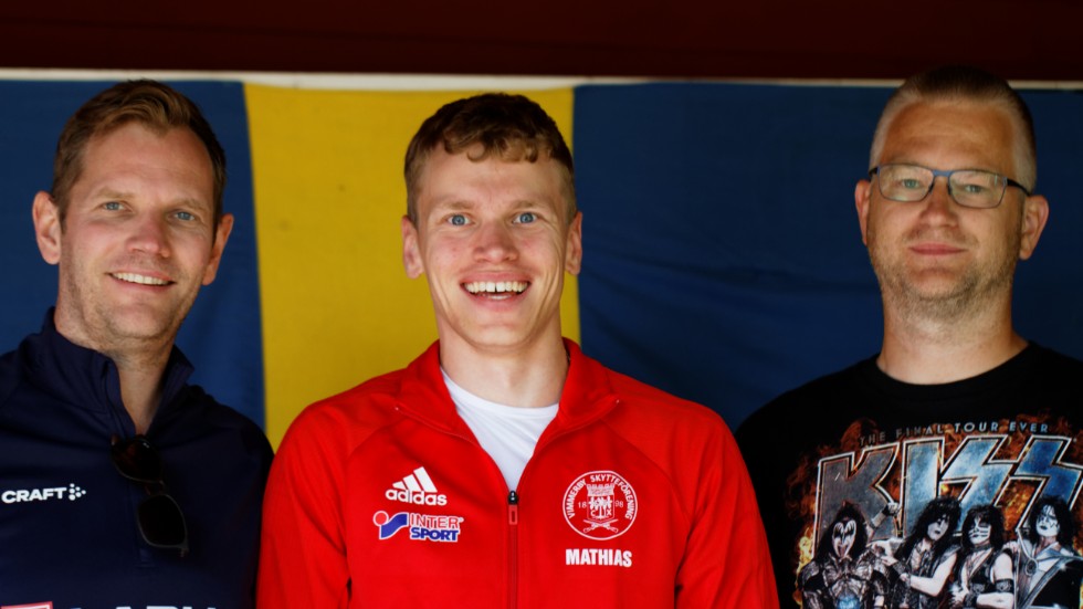 Så här glad blev Mathias Sjöström, i mitten, när han klev upp på prispallen som guldmedaljör i SM i frigevär. 
