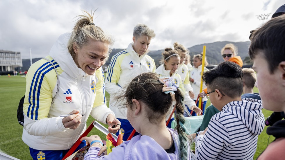 Flera svenska städer har nu ändrat sig och kommer att visa Fridolina Rolfös, Lina Hurtigs och övriga damlandslagets vm-matcher på storbildsskärmar.