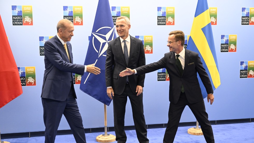 Turkiets president Recep Tayyip Erdogan och statsminister Ulf Kristersson skakar hand på Natos toppmöte i Vilnius i somras. Arkivbild