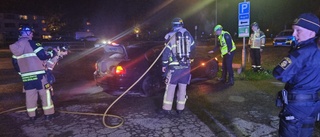 Larmet: Bil stod i lågor i Vilbergen 