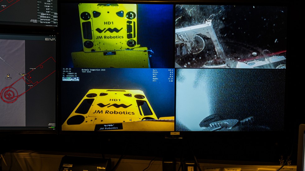 En mindre undervattensrobot, så kallad ROV, tog sig på fredagen in på bildäck för att filma och dokumentera.