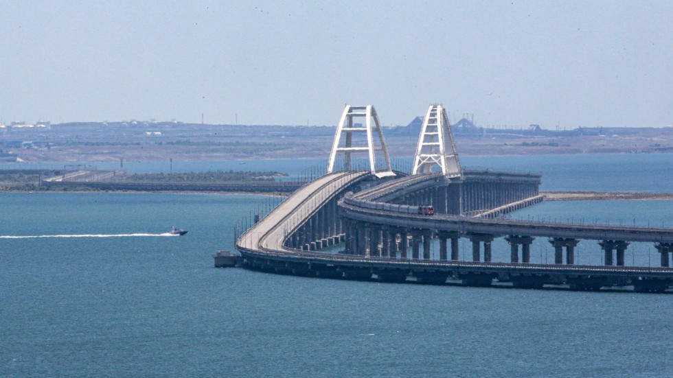 Bron som går mellan det ryska fastlandet och Krim är under attack från Ukraina. Foto AP