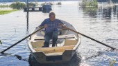 Ture tar båten över gräsmattan – se översvämningen efter Hans