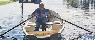 Ture tar båten över gräsmattan – se översvämningen efter Hans