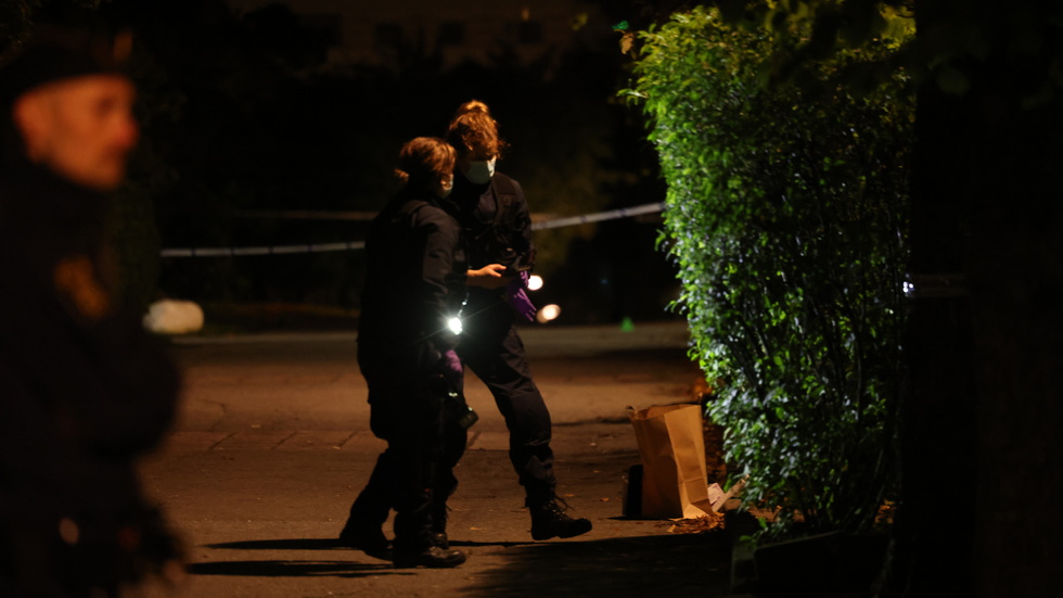 En man i 25-årsåldern sköts i Brandbergen under natten till torsdagen. Två män har anhållits misstänkta för mordförsök.