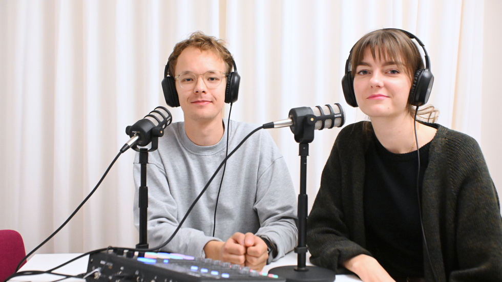 Journalisterna Wilhelm Sandelin Anton och Tinika Häggström programleder den nya nyhetspodden ”Studio Norran”.